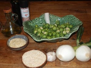 Asado de coles de Bruselas y quinoa