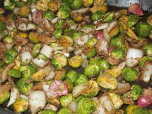 Asado de coles de Bruselas y quinoa