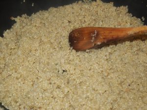 Asado de coles de Bruselas y quinoa