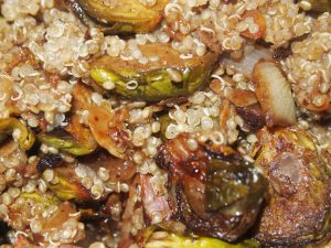 Asado de coles de Bruselas y quinoa